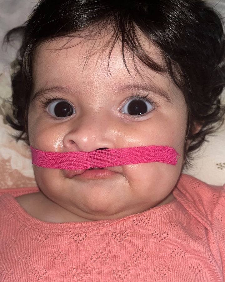 A Eulália com a fita rosa, aos 5 meses.